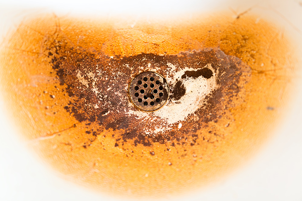 Image of rusty sink with brown stain in Wisconsin without Iron Curtain installed by Soft Water Inc.